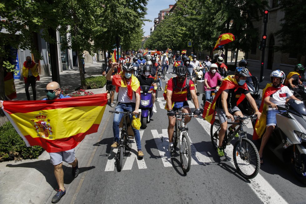En Granada, caravana de coches convocada por Vox contra la gestión del Gobierno de Pedro Sánchez en la crisis del coronavirus. En Granada, caravana de coches convocada por Vox contra la gestión del Gobierno de Pedro Sánchez en la crisis del coronavirus.