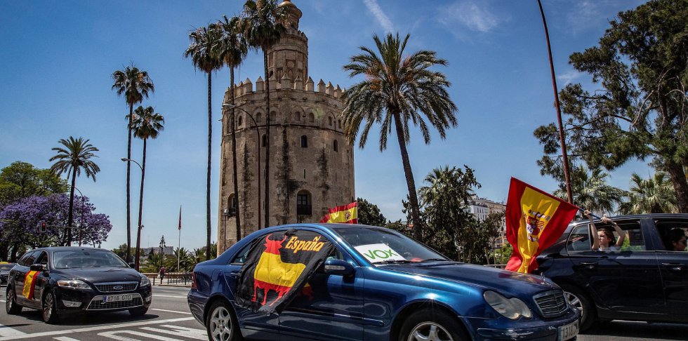 Manifestación a bordo de vehículos convocada por Vox bajo el lema "Caravana por España y su libertad" que ha discurrido esta mañana por las calles de Sevilla. Manifestación a bordo de vehículos convocada por Vox bajo el lema "Caravana por España y su libertad" que ha discurrido esta mañana por las calles de Sevilla.