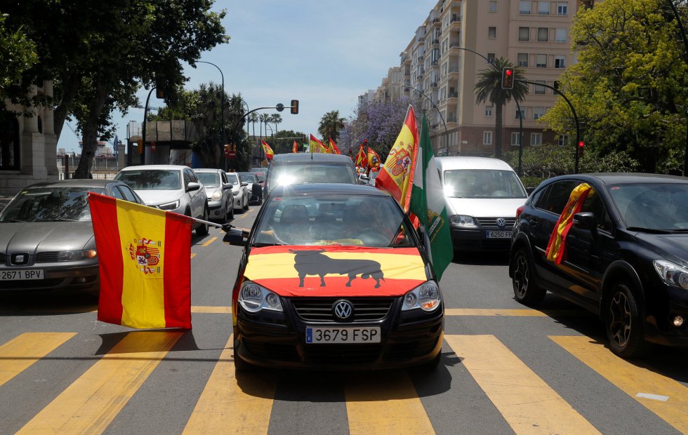 Partidarios de Vox agitan banderas desde los automóviles en Málaga durante una protesta contra el Gobierno Partidarios de Vox agitan banderas desde los automóviles en Málaga durante una protesta contra el Gobierno