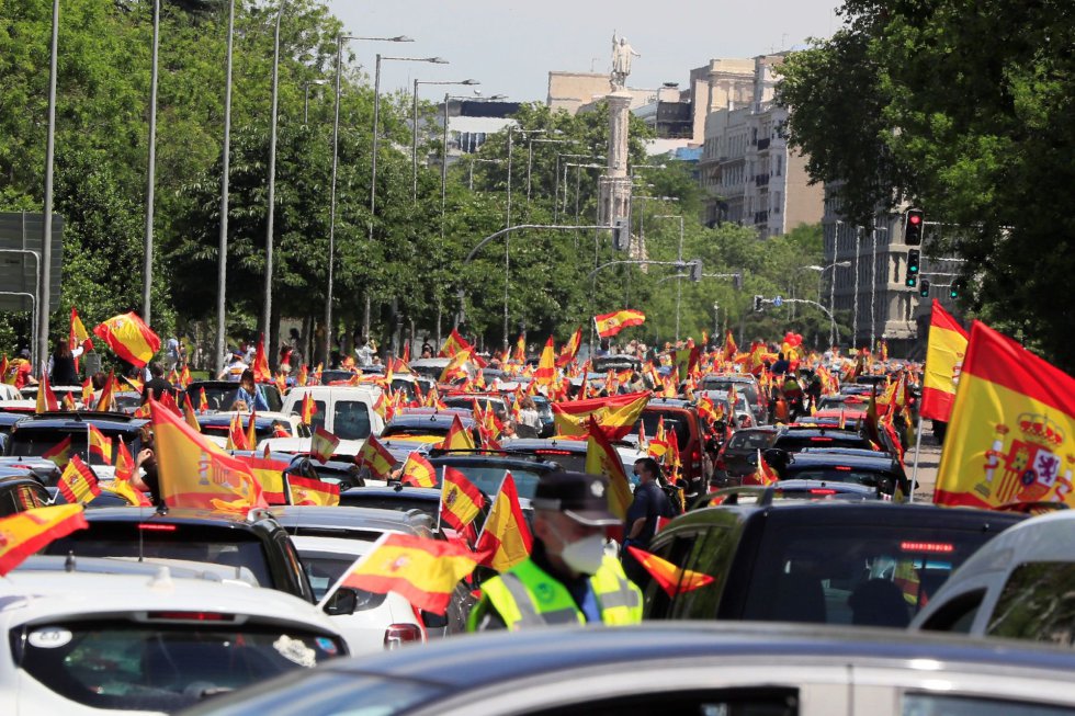 Manifestación en coche promovida por Vox en Madrid contra la gestión del Gobierno en la pandemia del coronavirus, tras obtener permiso de la Justicia o las delegaciones del Gobierno, en la primera convocatoria de protestas políticas autorizada durante la vigencia del estado de alarma. Manifestación en coche promovida por Vox en Madrid contra la gestión del Gobierno en la pandemia del coronavirus, tras obtener permiso de la Justicia o las delegaciones del Gobierno, en la primera convocatoria de protestas políticas autorizada durante la vigencia del estado de alarma.