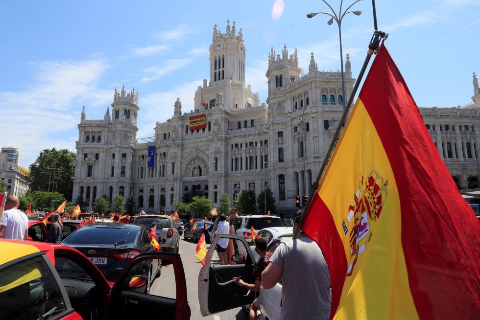 Manifestación en coche promovida por Vox en Madrid contra la gestión del Gobierno en la pandemia del coronavirus, tras obtener permiso de la Justicia o las delegaciones del Gobierno, en la primera convocatoria de protestas políticas autorizada durante la vigencia del estado de alarma. Manifestación en coche promovida por Vox en Madrid contra la gestión del Gobierno en la pandemia del coronavirus, tras obtener permiso de la Justicia o las delegaciones del Gobierno, en la primera convocatoria de protestas políticas autorizada durante la vigencia del estado de alarma.