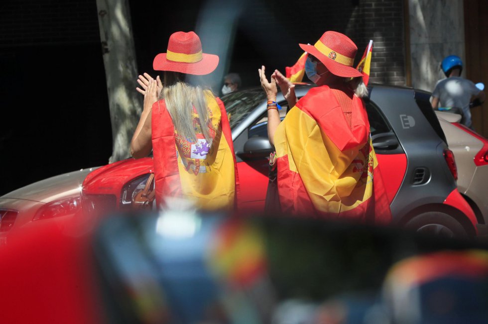 Manifestación en coche promovida por Vox en Madrid contra la gestión del Gobierno en la pandemia del coronavirus, tras obtener permiso de la Justicia o las delegaciones del Gobierno, en la primera convocatoria de protestas políticas autorizada durante la vigencia del estado de alarma. Manifestación en coche promovida por Vox en Madrid contra la gestión del Gobierno en la pandemia del coronavirus, tras obtener permiso de la Justicia o las delegaciones del Gobierno, en la primera convocatoria de protestas políticas autorizada durante la vigencia del estado de alarma.