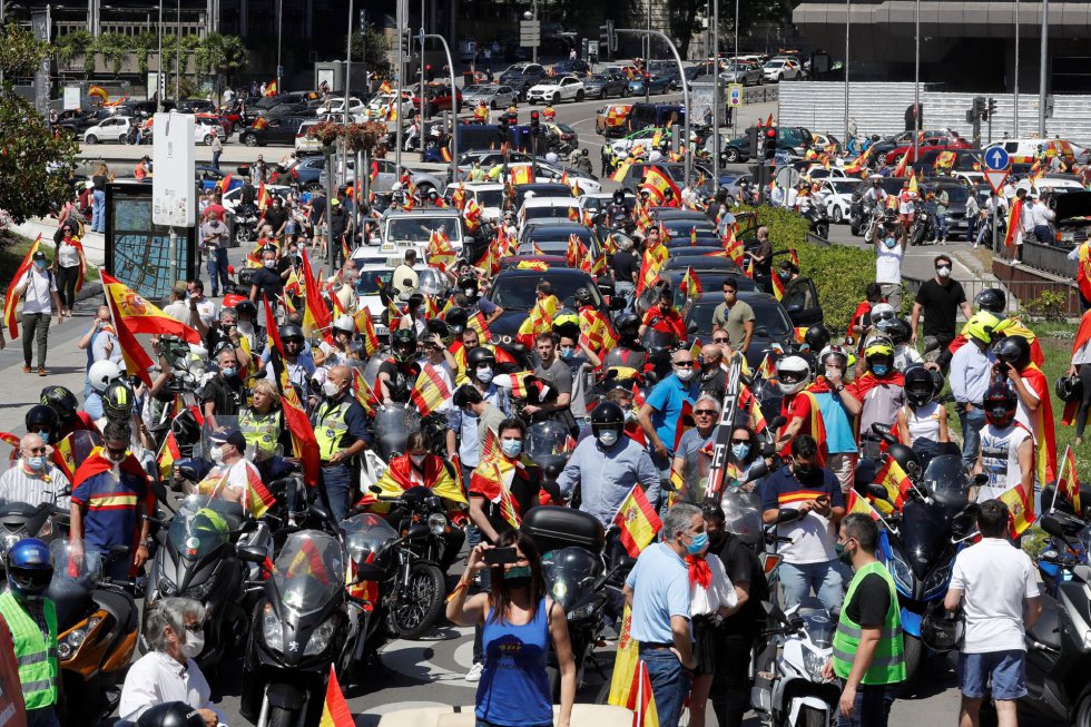 Miles de personas participan este sábado en Madrid en una de las manifestaciones promovidas por Vox contra la gestión del Gobierno en la pandemia del coronavirus, tras obtener permiso de la Justicia o las delegaciones del Gobierno, en la primera convocatoria de protestas políticas autorizada durante la vigencia del estado de alarma. Miles de personas participan este sábado en Madrid en una de las manifestaciones promovidas por Vox contra la gestión del Gobierno en la pandemia del coronavirus, tras obtener permiso de la Justicia o las delegaciones del Gobierno, en la primera convocatoria de protestas políticas autorizada durante la vigencia del estado de alarma.