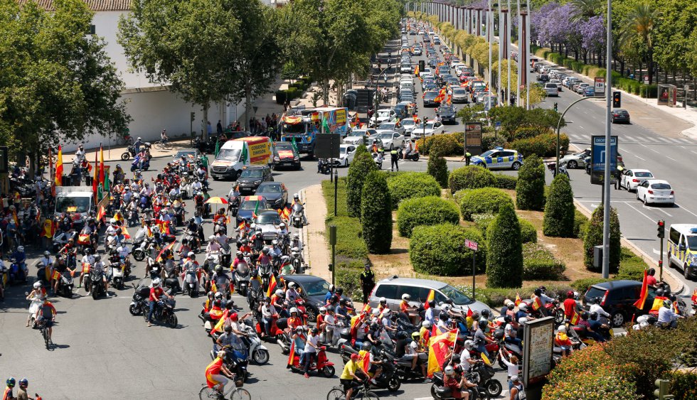 Fin de la manifestación en la Plaza de Cayetana de Alba en la caravana de coches convocada por Vox contra la gestión del Gobierno de Pedro Sánchez en la crisis del coronavirus. Fin de la manifestación en la Plaza de Cayetana de Alba en la caravana de coches convocada por Vox contra la gestión del Gobierno de Pedro Sánchez en la crisis del coronavirus.