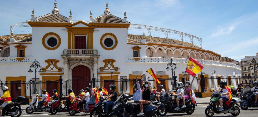 Manifestación a bordo de vehículos convocada por Vox bajo el lema "Caravana por España y su libertad" que ha discurrido esta mañana por las calles de Sevilla. Manifestación a bordo de vehículos convocada por Vox bajo el lema "Caravana por España y su libertad" que ha discurrido esta mañana por las calles de Sevilla.