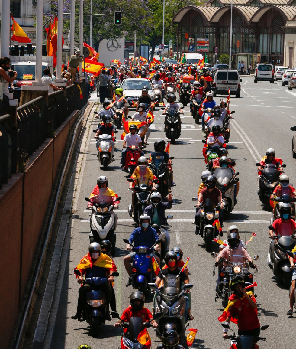 Por el túnel de Arjona (Sevilla) la caravana de coches convocada por Vox contra la gestión del Gobierno de Pedro Sánchez en la crisis del coronavirus. Por el túnel de Arjona (Sevilla) la caravana de coches convocada por Vox contra la gestión del Gobierno de Pedro Sánchez en la crisis del coronavirus.