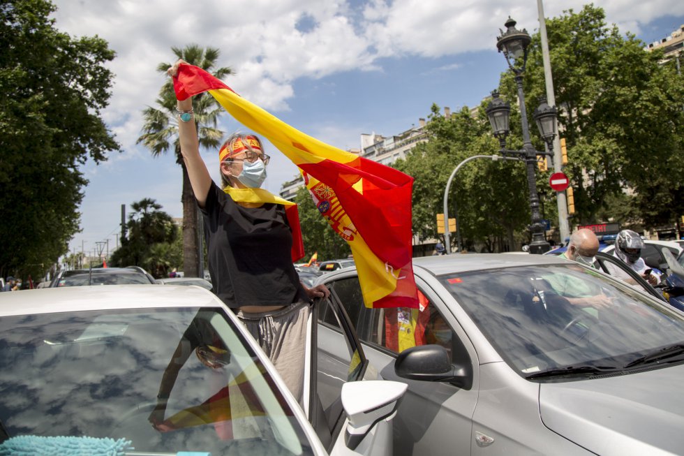 Manifestación a bordo de vehículos convocada por Vox bajo el lema "Caravana por España y su libertad" que ha discurrido esta mañana por las calles de Barcelona. Manifestación a bordo de vehículos convocada por Vox bajo el lema "Caravana por España y su libertad" que ha discurrido esta mañana por las calles de Barcelona.