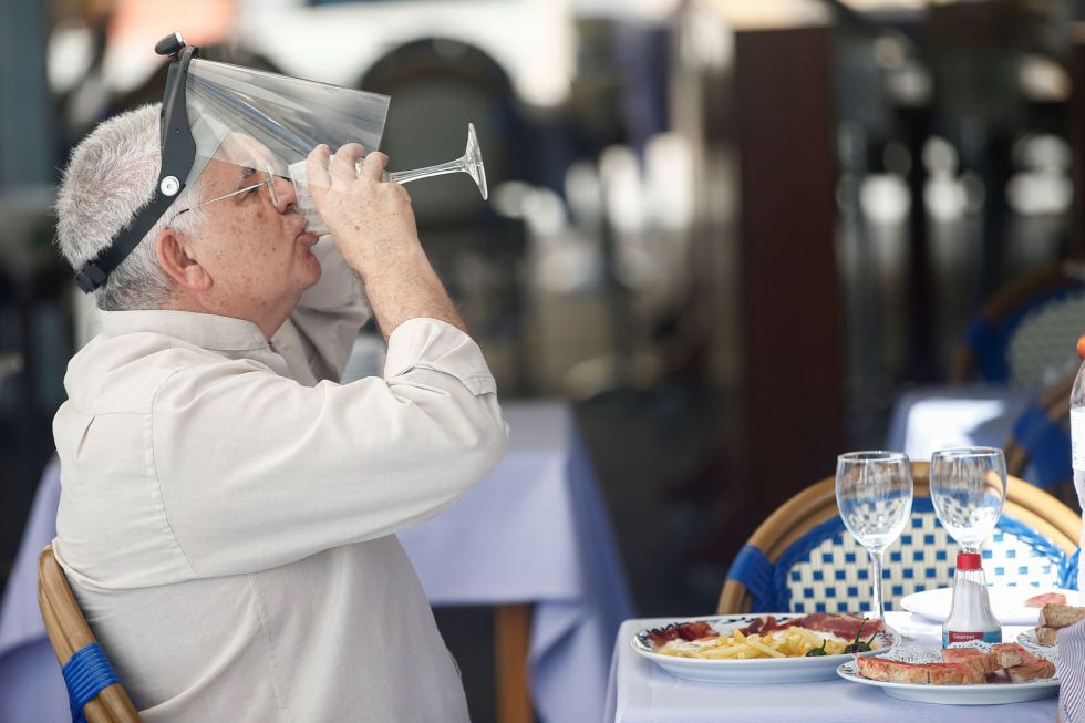 Un hombre desayuna en una terraza de la Barceloneta, una de las 5.500 terrazas de restaurantes y bares de Barcelona que han reabierto este lunes en el que la ciudad entra en la fase 1 de la desescalada. El ayuntamiento ha reforzado los servicios municipales y pide a los ciudadanos responsabilidad y prudencia. Un hombre desayuna en una terraza de la Barceloneta, una de las 5.500 terrazas de restaurantes y bares de Barcelona que han reabierto este lunes en el que la ciudad entra en la fase 1 de la desescalada. El ayuntamiento ha reforzado los servicios municipales y pide a los ciudadanos responsabilidad y prudencia.