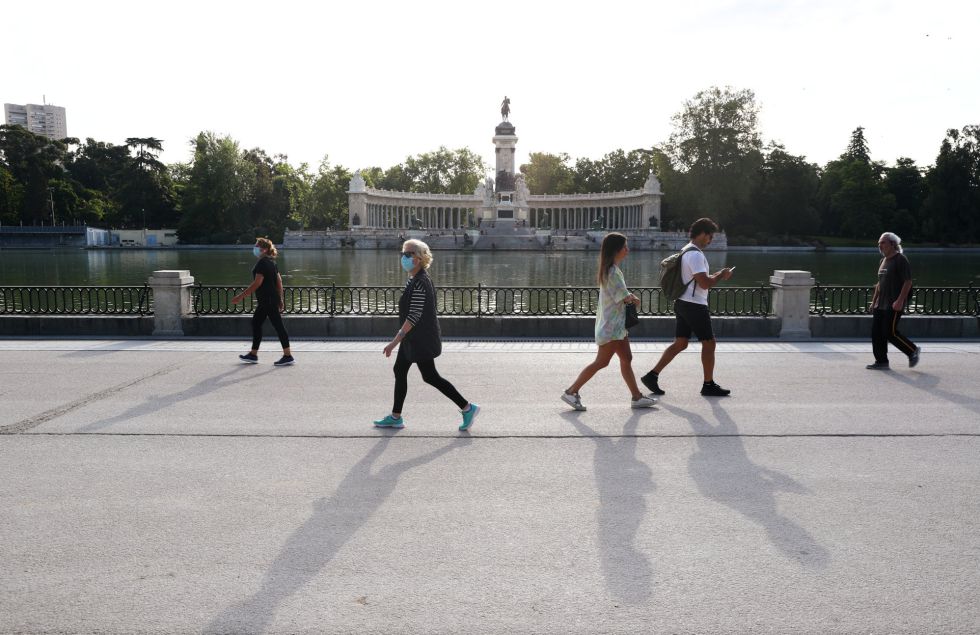Los primeros paseantes disfrutan del parque de El Retiro de Madrid en su reapertura a primera hora de la mañana de este lunes, tras más de dos meses cerrado. Los primeros paseantes disfrutan del parque de El Retiro de Madrid en su reapertura a primera hora de la mañana de este lunes, tras más de dos meses cerrado.