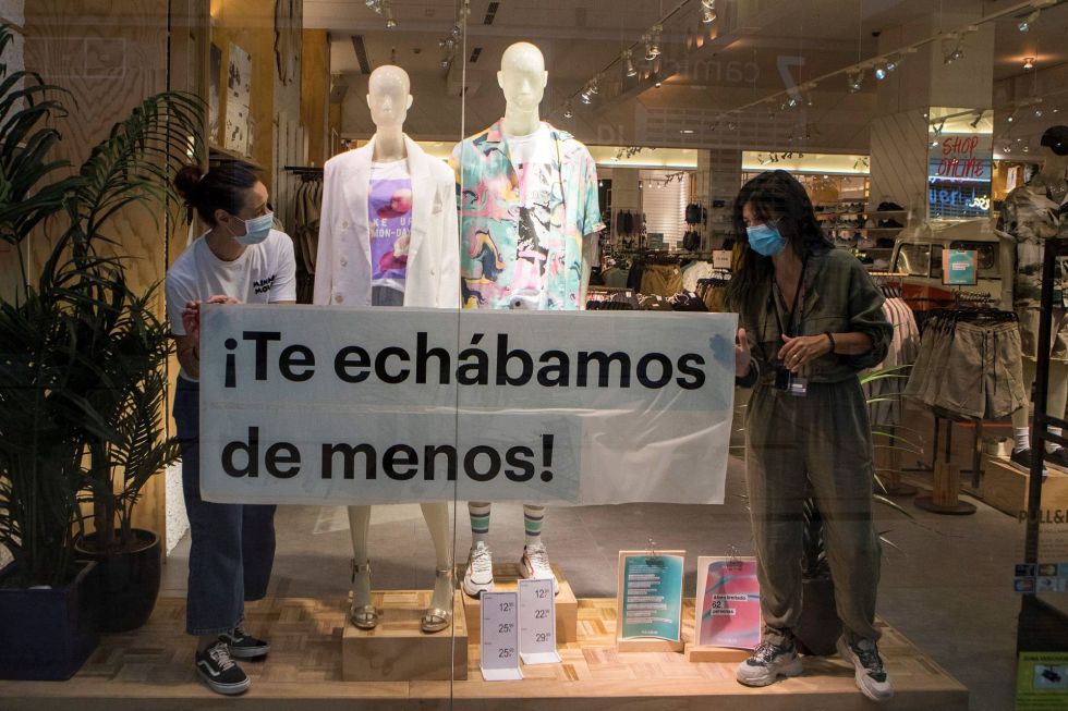 Dos empleadas preparan el escaparate de una tienda del centro comercial Puerto Venecia que abre sus puertas bajo estrictas medidas de seguridad este lunes, primera jornada de la fase 2 de la desescalada en la que entra la capital aragonesa. Dos empleadas preparan el escaparate de una tienda del centro comercial Puerto Venecia que abre sus puertas bajo estrictas medidas de seguridad este lunes, primera jornada de la fase 2 de la desescalada en la que entra la capital aragonesa.
