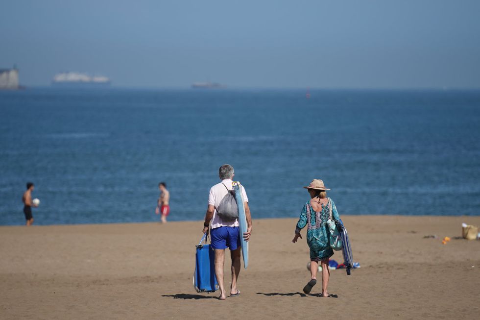 Varias personas pasean por la playa de Ereaga en Getxo durante el primer día de la Fase 2, cuando se puede acceder a las playas de la misma provincia, isla o unidad territorial de referencia establecida en el plan de desescalada. Los ayuntamientos podrán establecer limitaciones de acceso, que en todo caso será gratuito, y de aforo para asegurar que se respeta la distancia interpersonal de, al menos, dos metros entre bañistas. Varias personas pasean por la playa de Ereaga en Getxo durante el primer día de la Fase 2, cuando se puede acceder a las playas de la misma provincia, isla o unidad territorial de referencia establecida en el plan de desescalada. Los ayuntamientos podrán establecer limitaciones de acceso, que en todo caso será gratuito, y de aforo para asegurar que se respeta la distancia interpersonal de, al menos, dos metros entre bañistas.