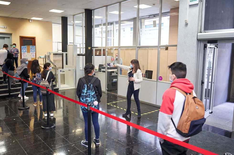 Imagen cedida por el Gobierno Vasco del centro IES Bertendona de Bilbao, donde este lunes se incorporan a las clases alumnos de 2ª de Bachillerato y de varios grados de Formación Profesional con la entrada de Euskadi en la fase 2 de desescalada de la alerta sanitaria. Imagen cedida por el Gobierno Vasco del centro IES Bertendona de Bilbao, donde este lunes se incorporan a las clases alumnos de 2ª de Bachillerato y de varios grados de Formación Profesional con la entrada de Euskadi en la fase 2 de desescalada de la alerta sanitaria.
