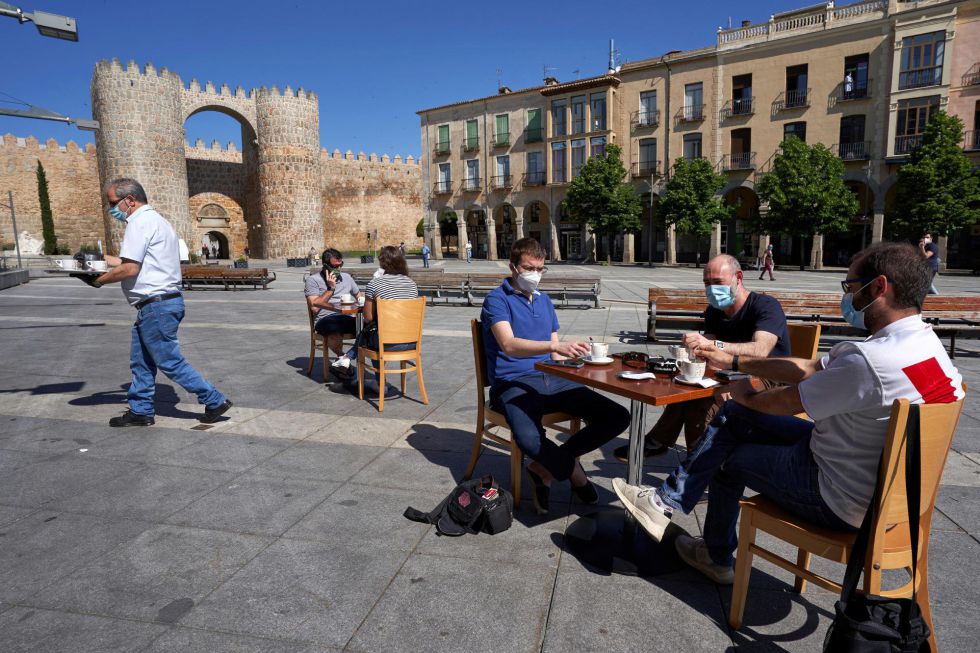 Varias personas desayunan en la terraza de un bar de la Plaza de Santa Teresa en Ávila este lunes, primera jornada de la fase 1 en la capital abulense. Varias personas desayunan en la terraza de un bar de la Plaza de Santa Teresa en Ávila este lunes, primera jornada de la fase 1 en la capital abulense.
