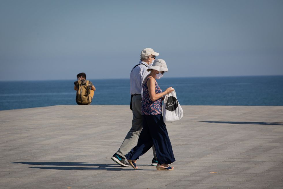 Dos personas protegidas con mascarillas pasean por el Paseo Marítimo de la Playa de la Barceloneta. Hasta el momento, en la ciudad condal tan solo estaba permitido el acceso a la playa entre las seis y las diez de la mañana. Dos personas protegidas con mascarillas pasean por el Paseo Marítimo de la Playa de la Barceloneta. Hasta el momento, en la ciudad condal tan solo estaba permitido el acceso a la playa entre las seis y las diez de la mañana.