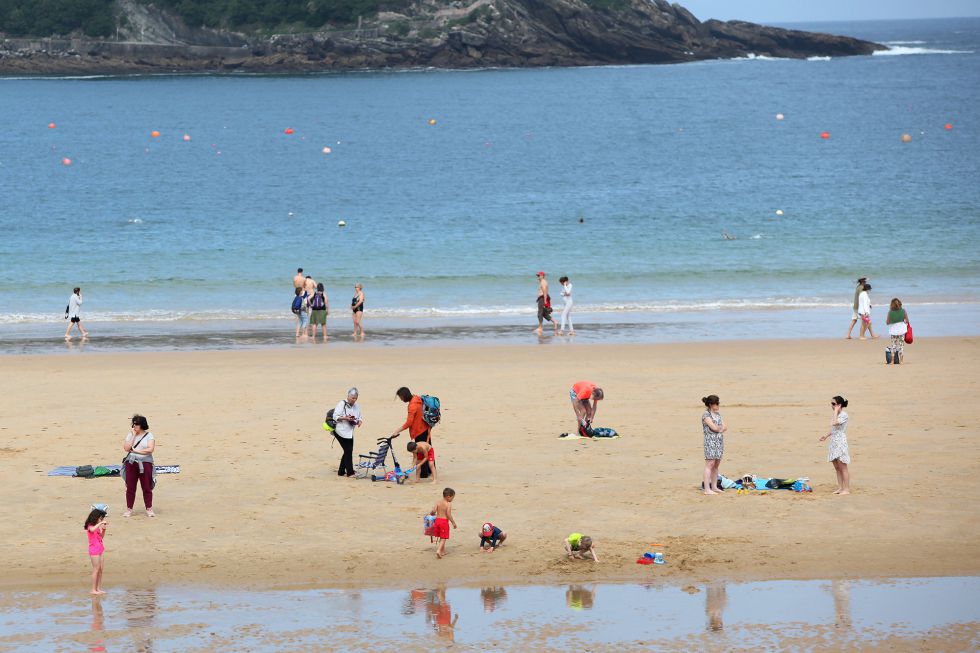 Bañistas en la Playa de la Concha durante el primer día de la Fase 2. Bañistas en la Playa de la Concha durante el primer día de la Fase 2.