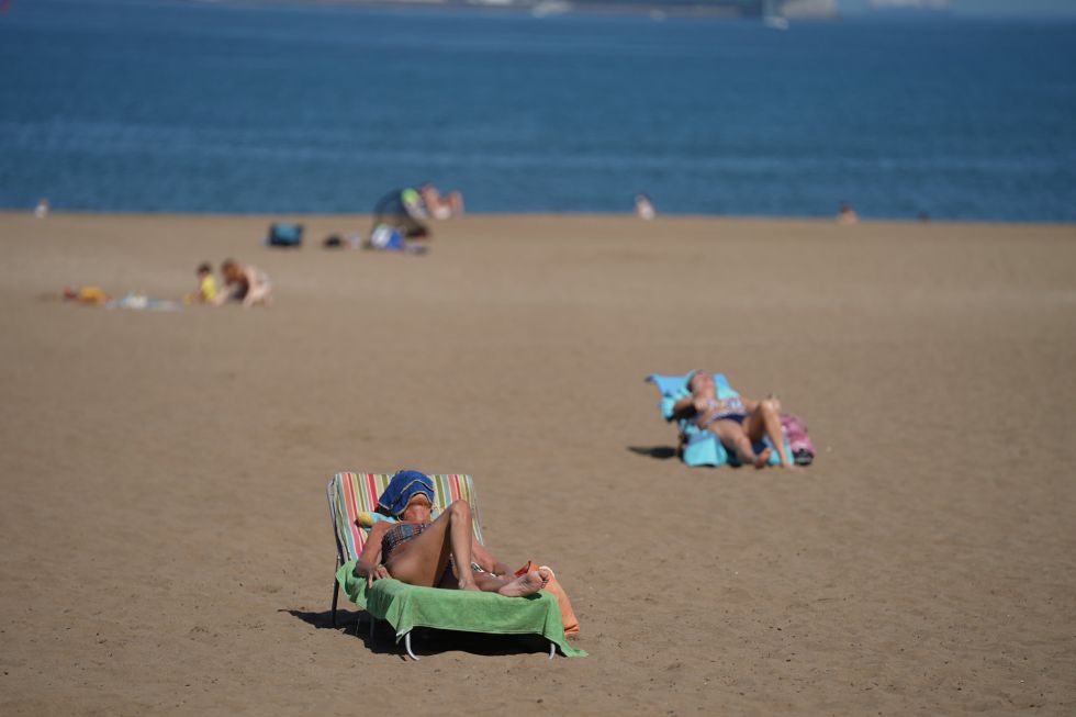 Varias personas toman el sol en la Playa de Ereaga, en Getxo, manteniendo distancias durante el primer día de la Fase 2, cuando se puede acceder a las playas . Varias personas toman el sol en la Playa de Ereaga, en Getxo, manteniendo distancias durante el primer día de la Fase 2, cuando se puede acceder a las playas .