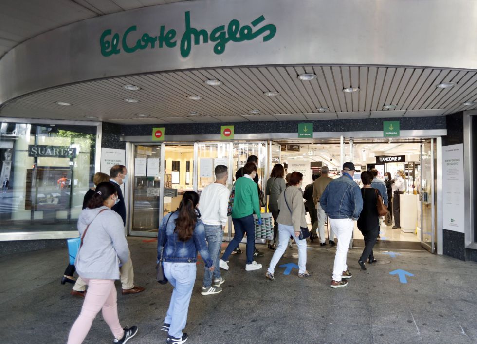 Algunos clientes entran en un centro comercial de El Corte Inglés en Bilbao al reabrir sus puertas en el primer día de fase 2. Algunos clientes entran en un centro comercial de El Corte Inglés en Bilbao al reabrir sus puertas en el primer día de fase 2.