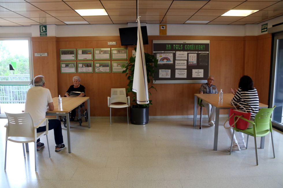 Las familias ya pueden visitar a sus mayores en residencias como la STS Misericòrdia de Reus, pero es imprescindible acudir con mascarilla y guardar la distancia recomendada. Las familias ya pueden visitar a sus mayores en residencias como la STS Misericòrdia de Reus, pero es imprescindible acudir con mascarilla y guardar la distancia recomendada.