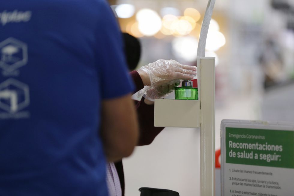 Una persona se desinfecta las manos en el interior de una tienda de Leroy Merlín del Centro Comercial El Boulevard en Vitoria-Gasteiz (Álava) en el primer día de la Fase 2 de desescalada en el País Vasco. Una persona se desinfecta las manos en el interior de una tienda de Leroy Merlín del Centro Comercial El Boulevard en Vitoria-Gasteiz (Álava) en el primer día de la Fase 2 de desescalada en el País Vasco.