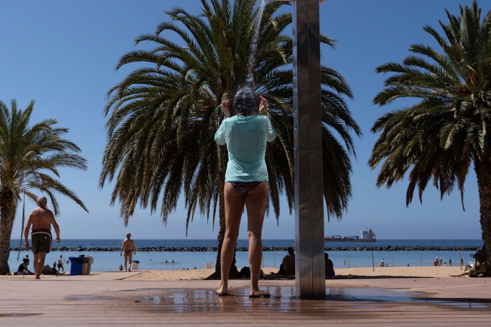 Una niña se ducha en la playa de Las Teresitas, en Santa Cruz de Tenerife, que ha abierto este lunes con el comienzo de la fase 2 de la desescalada en la isla. Una niña se ducha en la playa de Las Teresitas, en Santa Cruz de Tenerife, que ha abierto este lunes con el comienzo de la fase 2 de la desescalada en la isla.