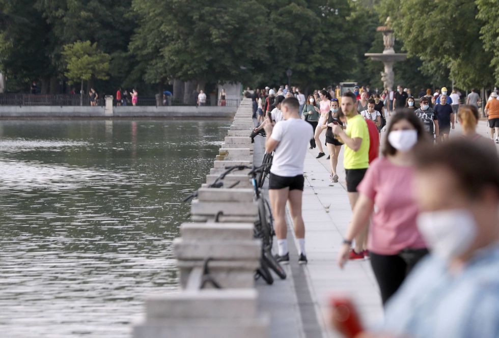 Madrileños y madrileñas disfrutan de voler a pasear y hacer deporte en el madrileño parque de El Retiro durante la primera jornada del paso a la fase 1 de Madrid. Madrileños y madrileñas disfrutan de voler a pasear y hacer deporte en el madrileño parque de El Retiro durante la primera jornada del paso a la fase 1 de Madrid.
