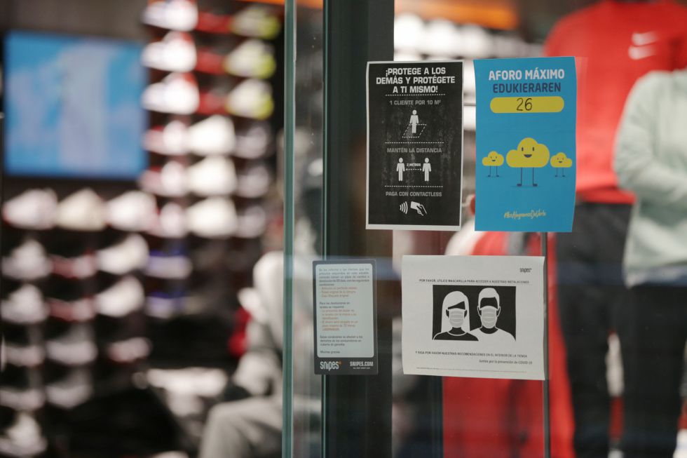 Carteles en la entrada a una zapatería en el interior del Centro Comercial El Boulevard en los que se recuerdan las medidas de higiene y el aforo del establecimiento. Carteles en la entrada a una zapatería en el interior del Centro Comercial El Boulevard en los que se recuerdan las medidas de higiene y el aforo del establecimiento.