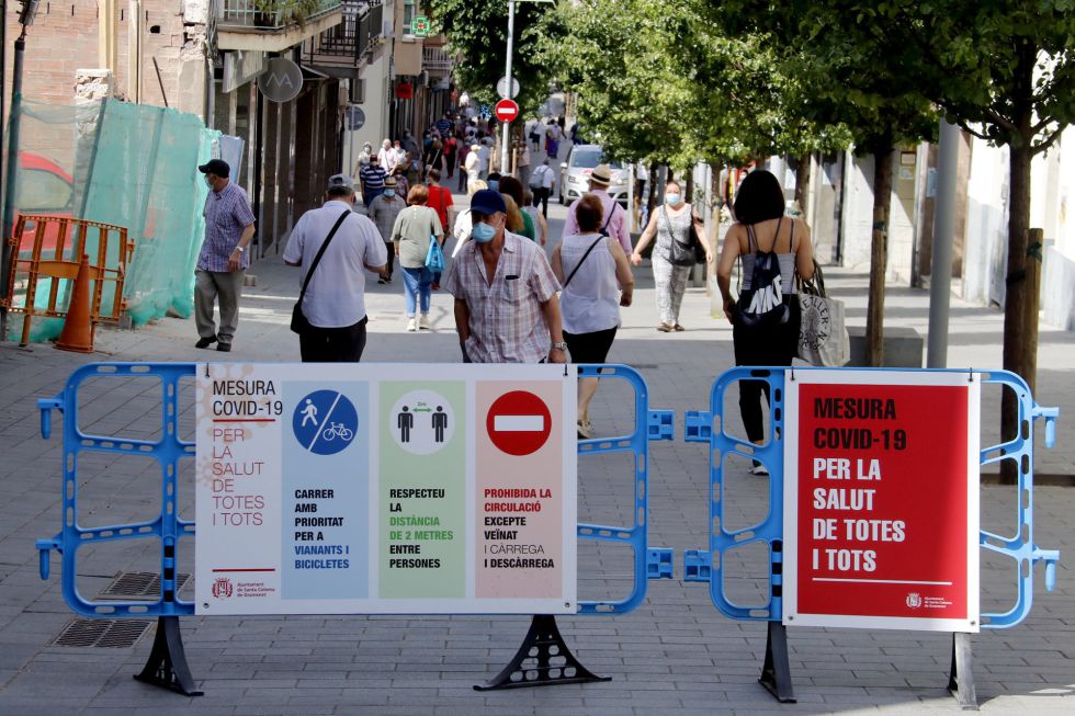 Carteles con información sobre las principales recomendaciones cortan una calle al tráfico para uso de los viandantes en Santa Coloma de Gramenet. Carteles con información sobre las principales recomendaciones cortan una calle al tráfico para uso de los viandantes en Santa Coloma de Gramenet.