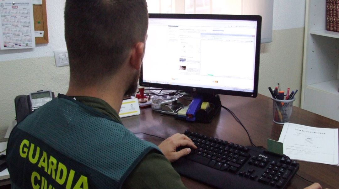 Un agente de la Guardia Civil consulta documentación durante la investigación