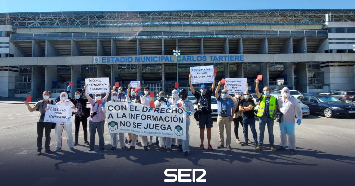 Asturian journalists and photojournalists protest against the BOE’s decision |  Radio Asturias |  Present