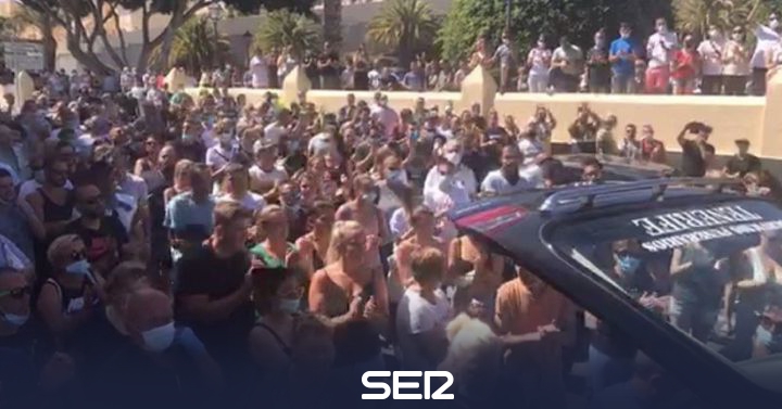 A massive burial, without safety distance, or masks in Tenerife |  Radio Club Tenerife