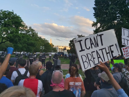 Manifestantes contra la violencia y el racismo policial concentrados frente a la Casa Blanca, en Washington D.C.
