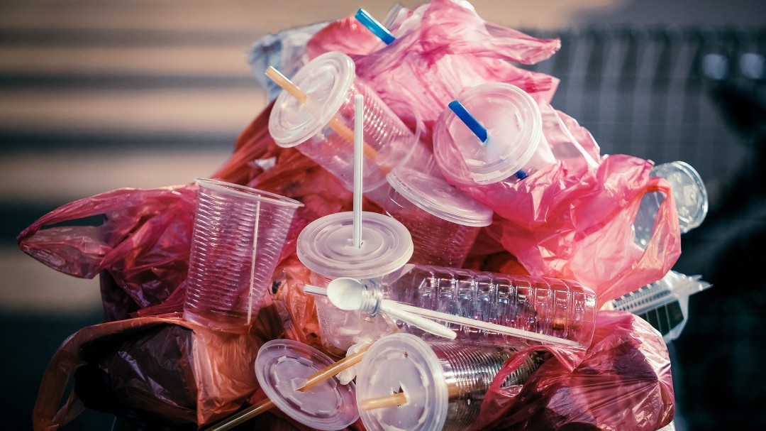 El Gobierno prohibirá la venta de cubiertos de plástico en 2021