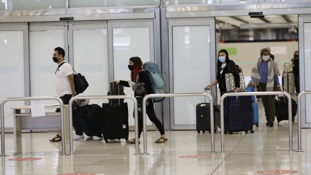 Consumo avisa a las aerolíneas: no pueden vender billetes sin devolver el dinero en caso de cancelación
