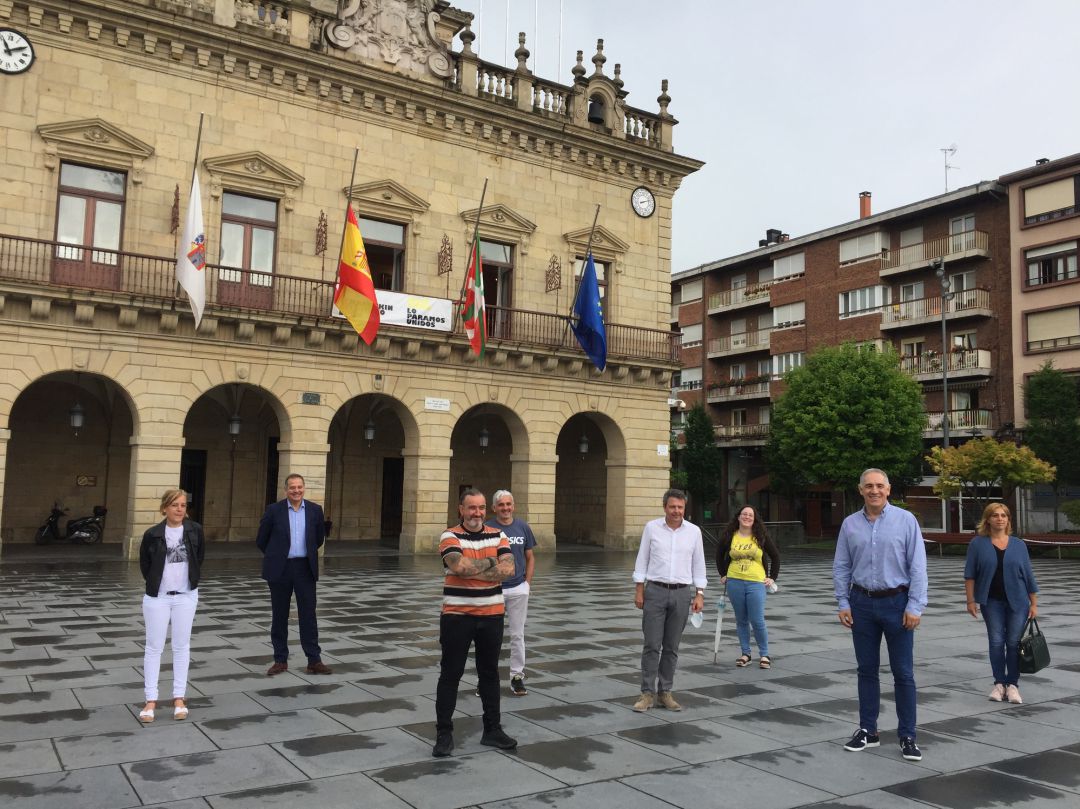 El alcalde de Irun, José Antonio Santano, acompañado por los representantes de las asociaciones de comerciantes. El alcalde de Irun, José Antonio Santano, acompañado por los representantes de las asociaciones de comerciantes.
