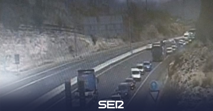 A stone falls from a bridge onto a vehicle on the TF1 |  Radio Club Tenerife