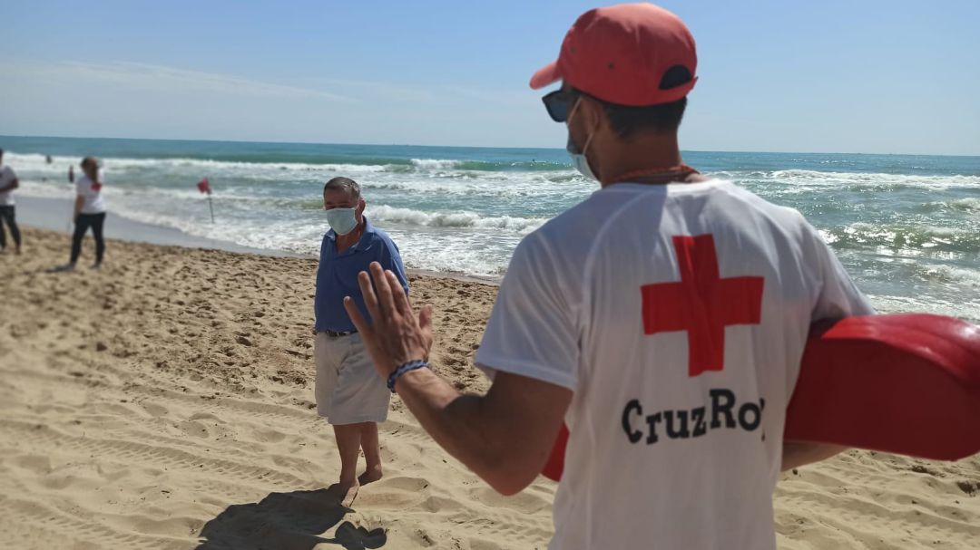 Los Socorristas De Cruz Roja Tambien Agentes De Sensibilizacion Este Verano Radio Valencia Cadena Ser