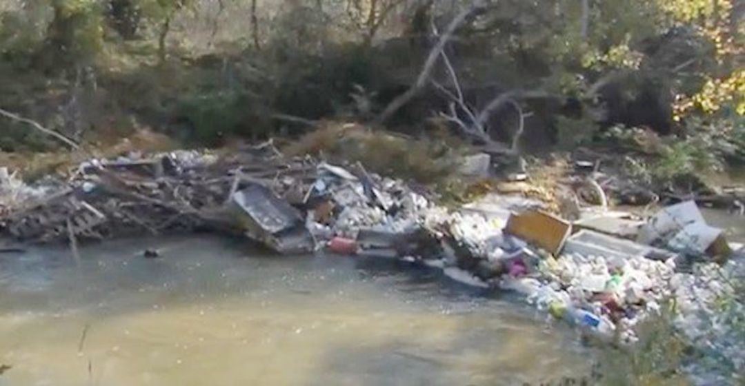 Residuos acumulados en el río Jarama