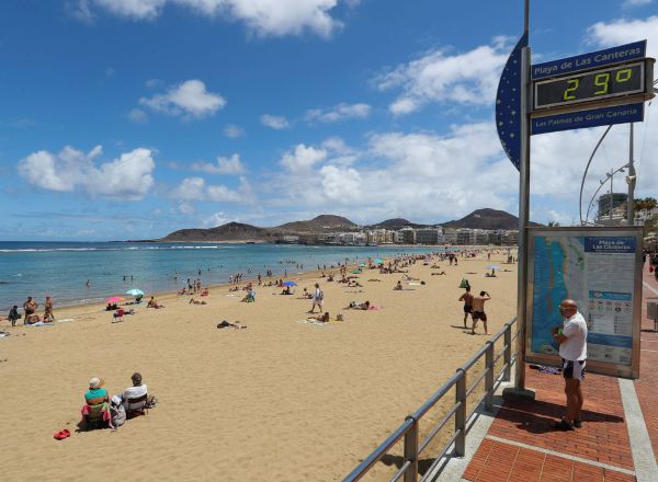 Canarias ha obtenido este año 51 banderas azules para sus playas y cinco para puertos deportivos, siete más en total que en 2019, según el dictamen del jurado internacional del programa medioambiental Bandera Azul.