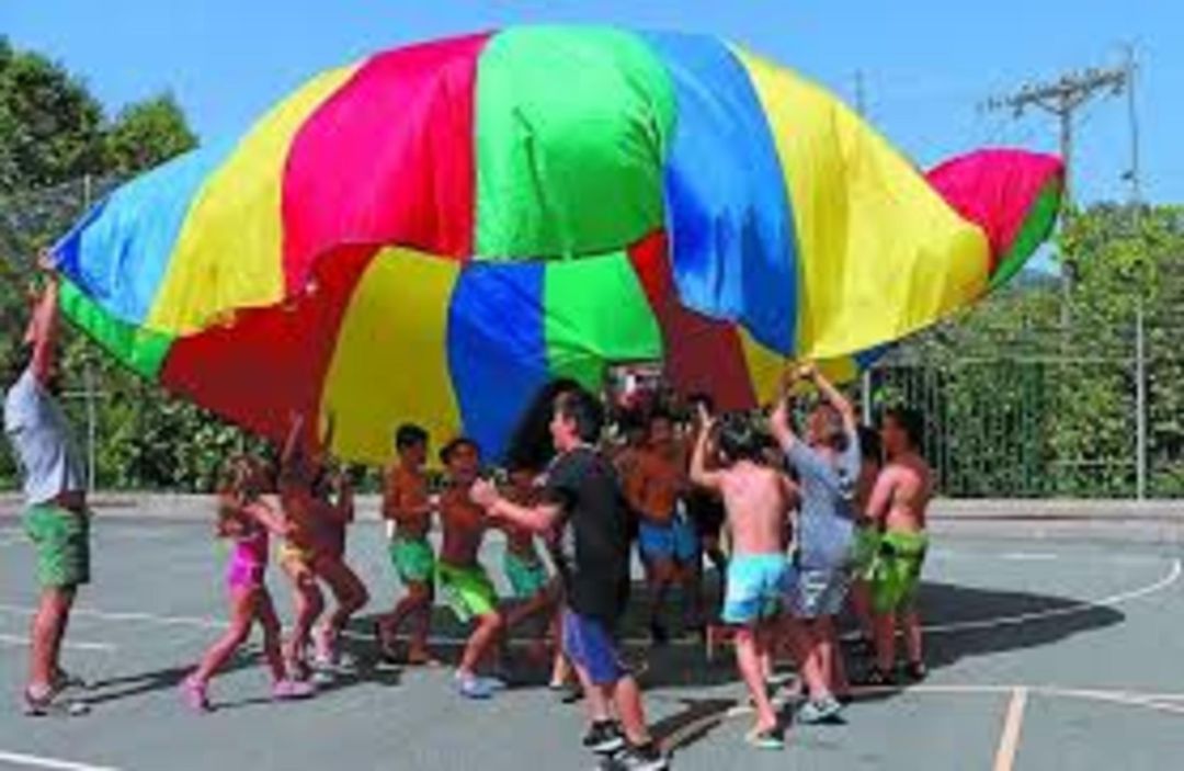 Niños y niñas disfrutando del juego durante el programa Solas Jolas. Niños y niñas disfrutando del juego durante el programa Solas Jolas.