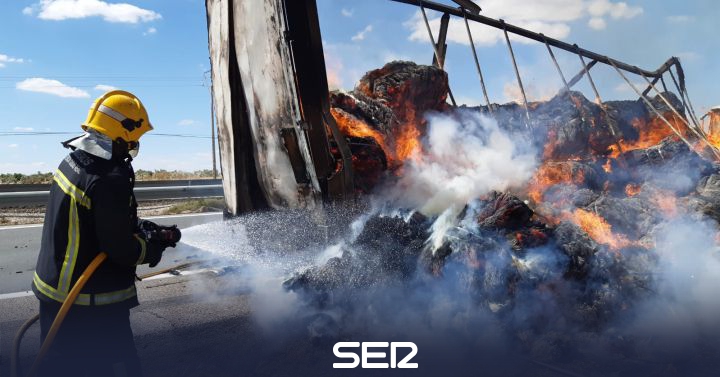 A truck loaded with straw burns on the A-4 as it passes through Santa Cruz de Mudela |  BE Ciudad Real