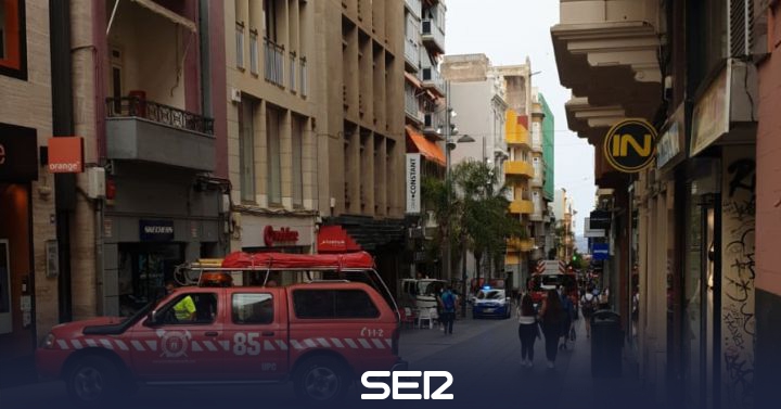 Rubble falls from a balcony on Castillo Street in Santa Cruz de Tenerife |  Radio Club Tenerife