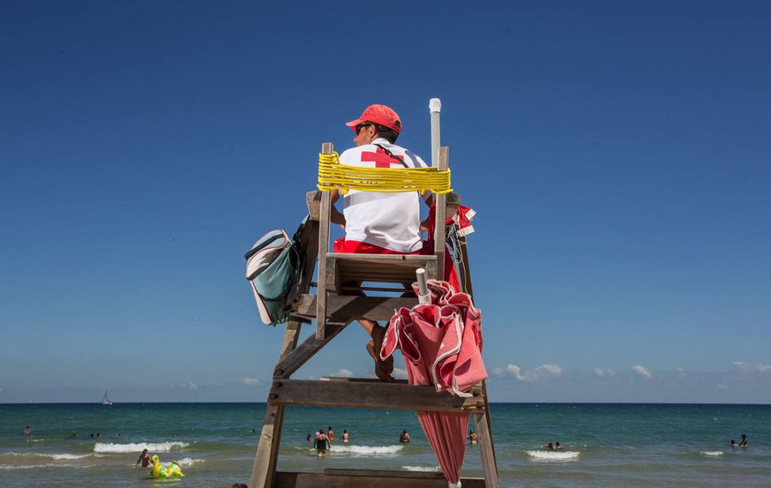 Dispositivo de la Cruz Roja en las playas de Oliva 
