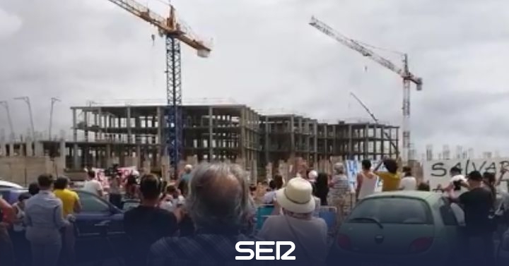 Granadilla: Two activists remain 48 hours on a crane against the construction of the hotel in La Tejita |  Radio Club Tenerife