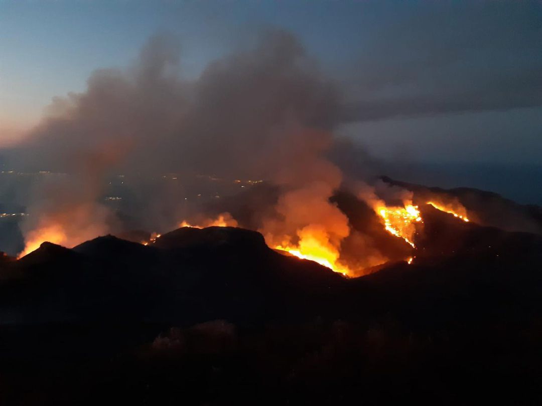 Incendio en Sierra Cabrera en una fotografía en redes sociales.