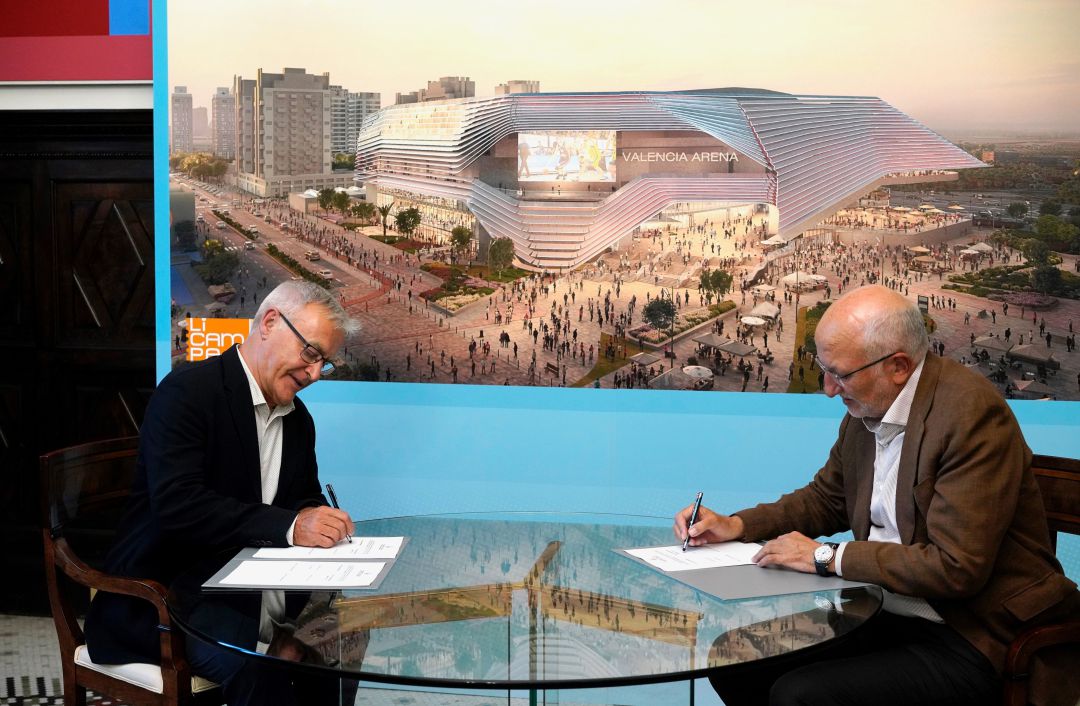 Juan Roig y Joan Ribó en la firma de la concesión del terreno para construir El Arena