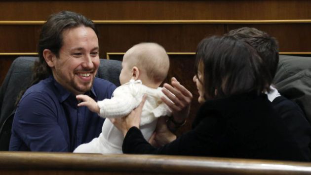 Pablo Iglesias y Carolina Bescansa con el bebé en el Congreso