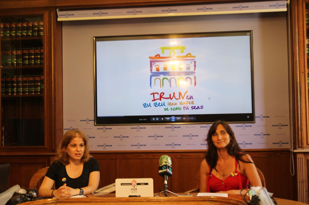 La delegada de Valores, Derechos Humanos e Igualdad, Rebeca González junto a Miren Echeveste, secretaria general de Podemos, durante la presentación del Día del Orgullo LGTBIQ+
