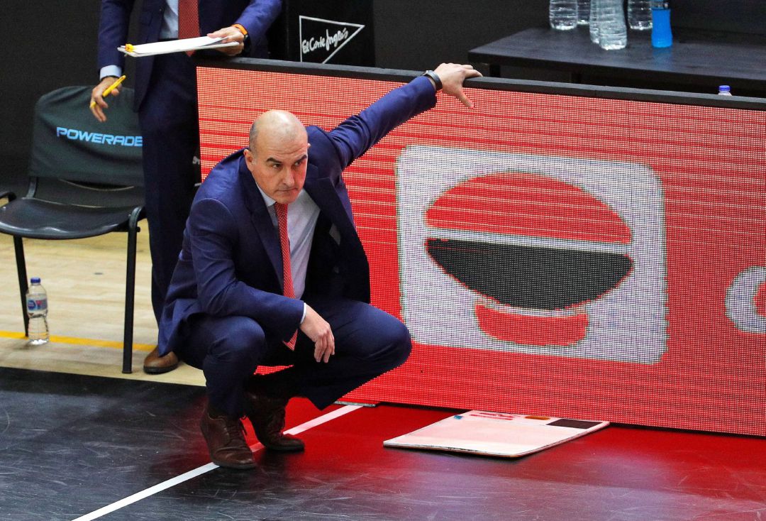 El técnico de Valencia Basket, Jaume Ponsarnau, observa el juego durante la disputa de la segunda semifinal de la fase final de la Liga Endesa ante Kirolbet Baskonia 