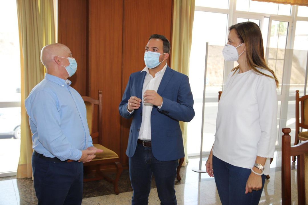 Jacobo Medina junto a los consejeros Nerea Santana y José Francisco Hernández.