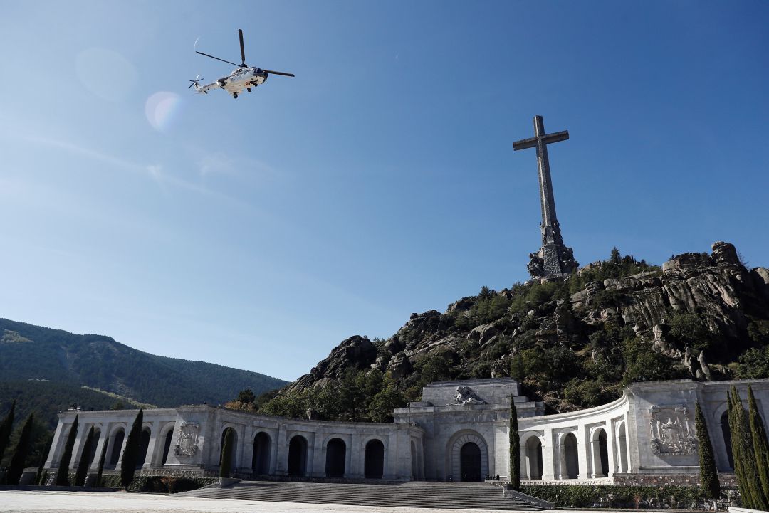 El ataúd con los restos de Franco salen en helicóptero del Valle de los Caídos en octubre de 2019. 